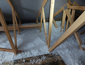 Zateplení stropu novostavby pomocí foukané izolace